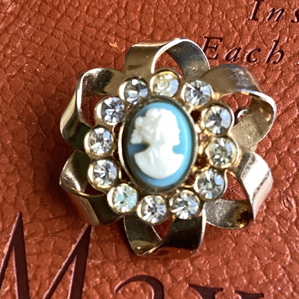⚜️WEDGEWOOD CAMEO 1” SARAH COVENTRY BLUE GOLDTONE BROOCH EPLVC